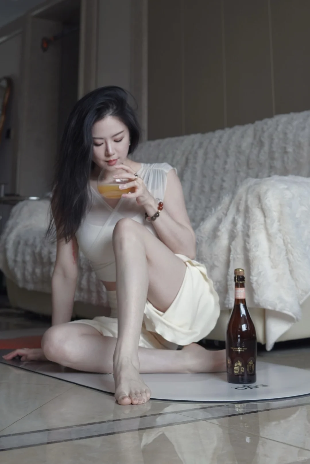 微醺瑜伽｜醉意比夜色先抵达眼眶。
