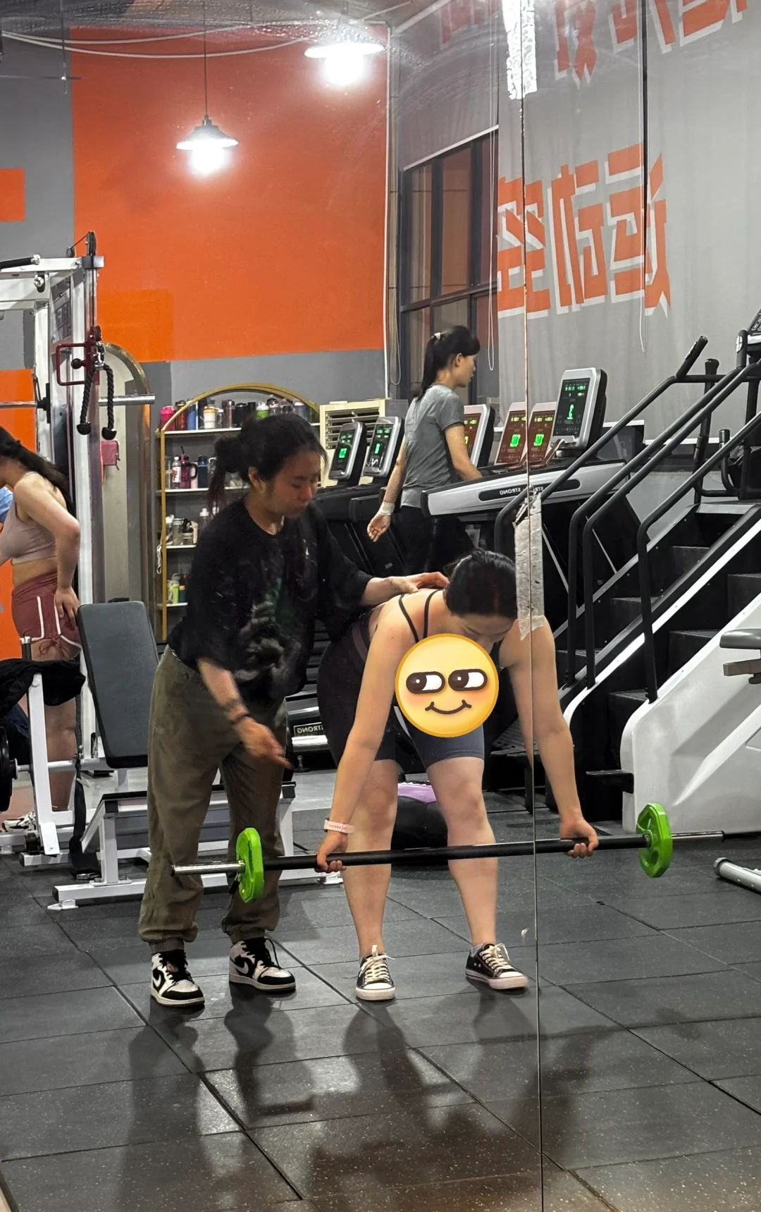 撸铁的女孩把柔弱嚼碎了咽下去