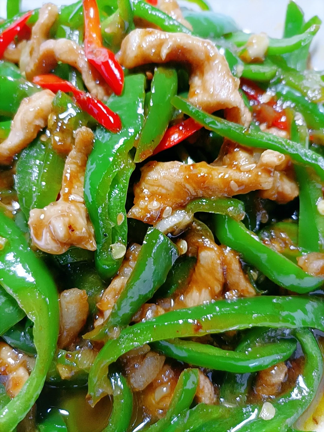 青椒炒肉❗加了超辣泡椒，足够辣才有灵魂