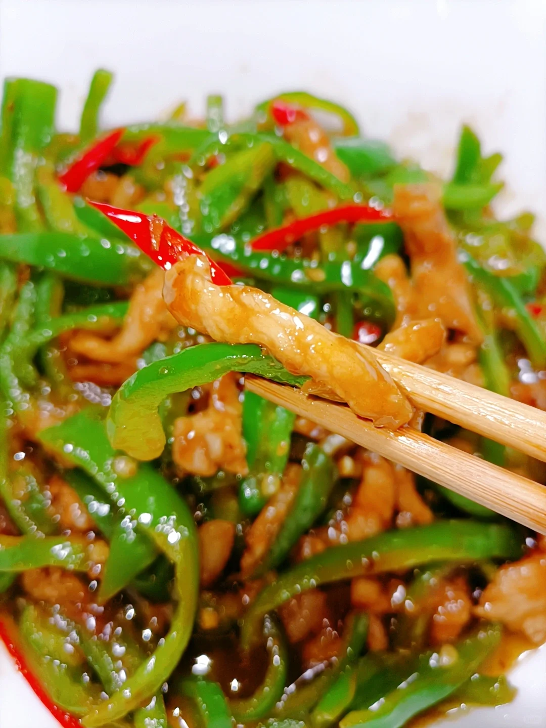 青椒炒肉❗加了超辣泡椒，足够辣才有灵魂