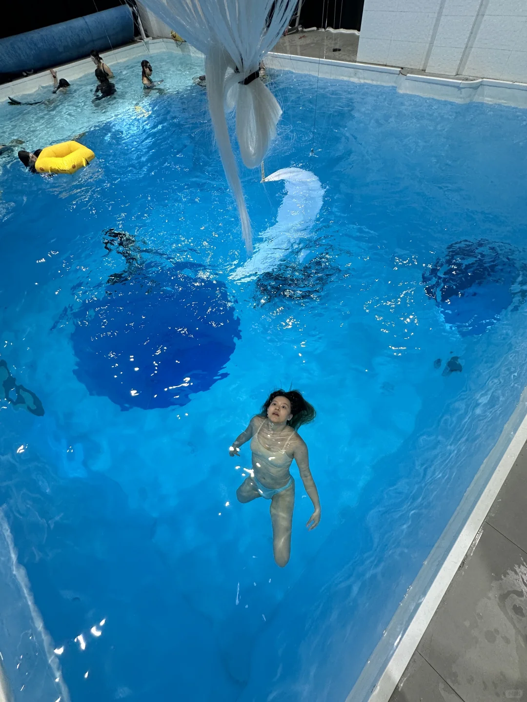 本i人今日称霸泳池 图一男人看了都要自卑