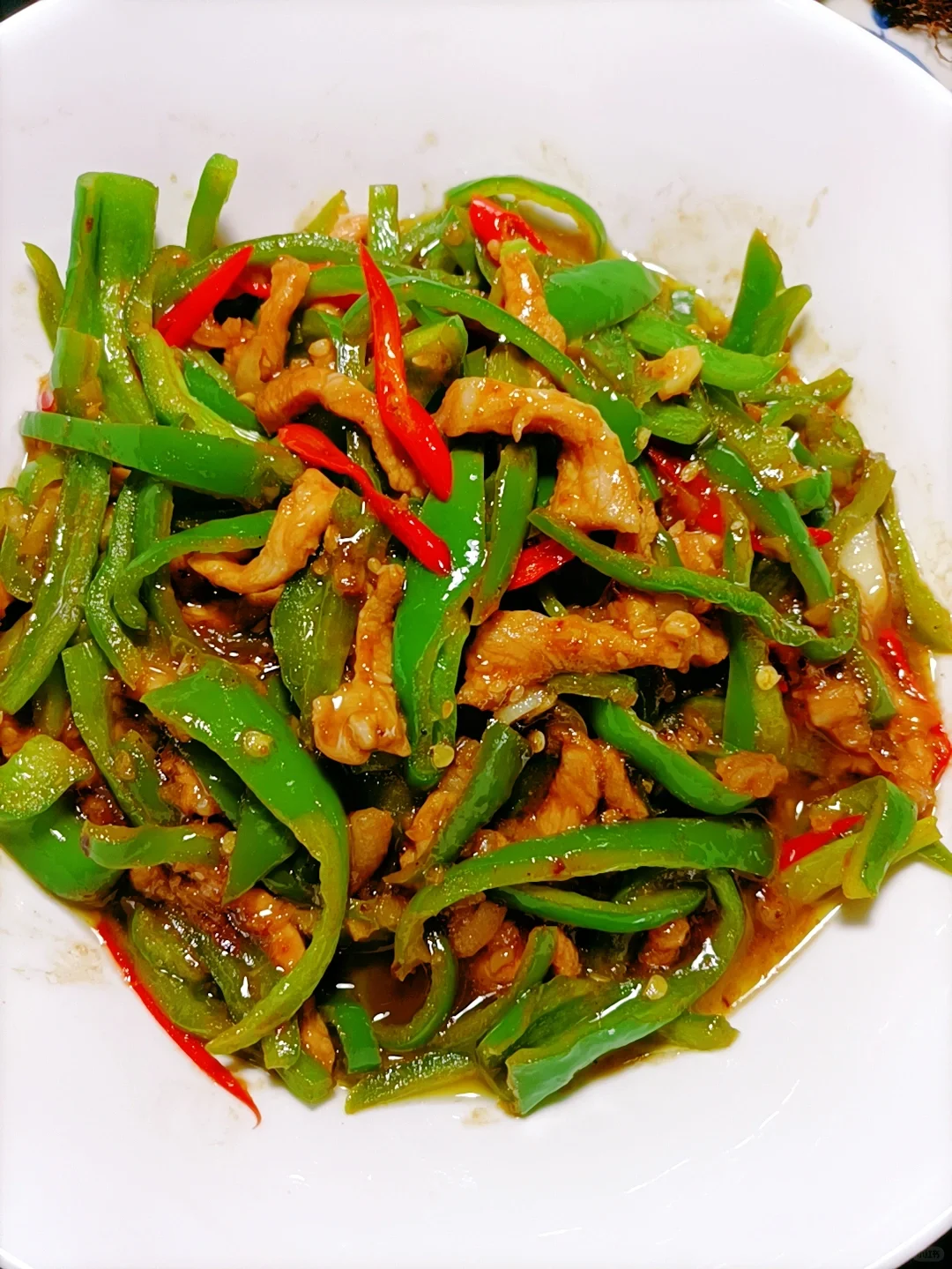 青椒炒肉❗加了超辣泡椒，足够辣才有灵魂