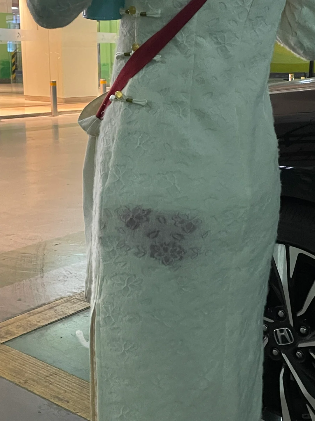 急…白色旗袍蹭到了…