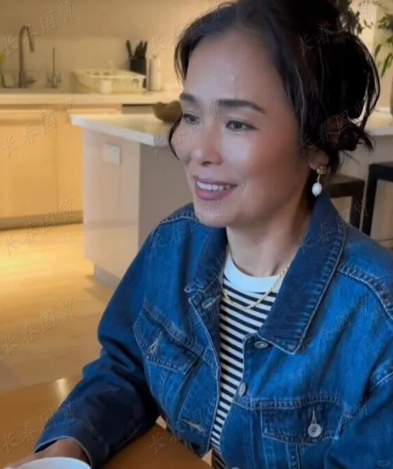 61 岁韦唯分享美照，白搭绿裙休闲十足