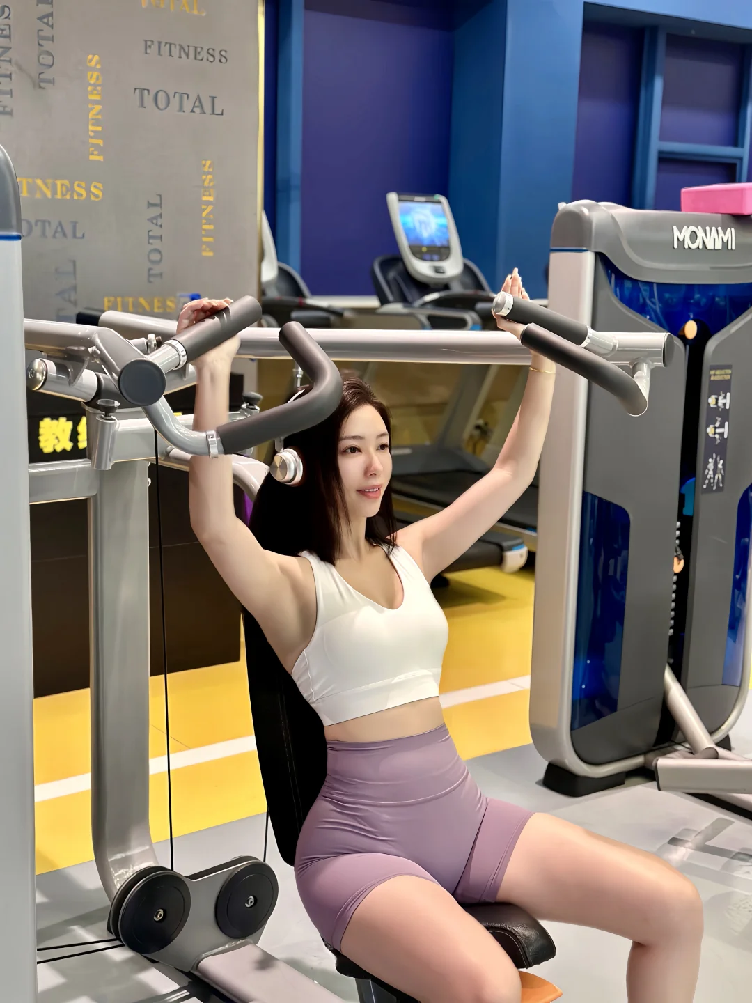 我爱健身房健身女孩来了～