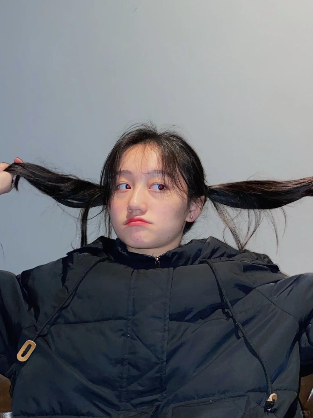 双马尾拍照真的好俏皮好显年轻呀！