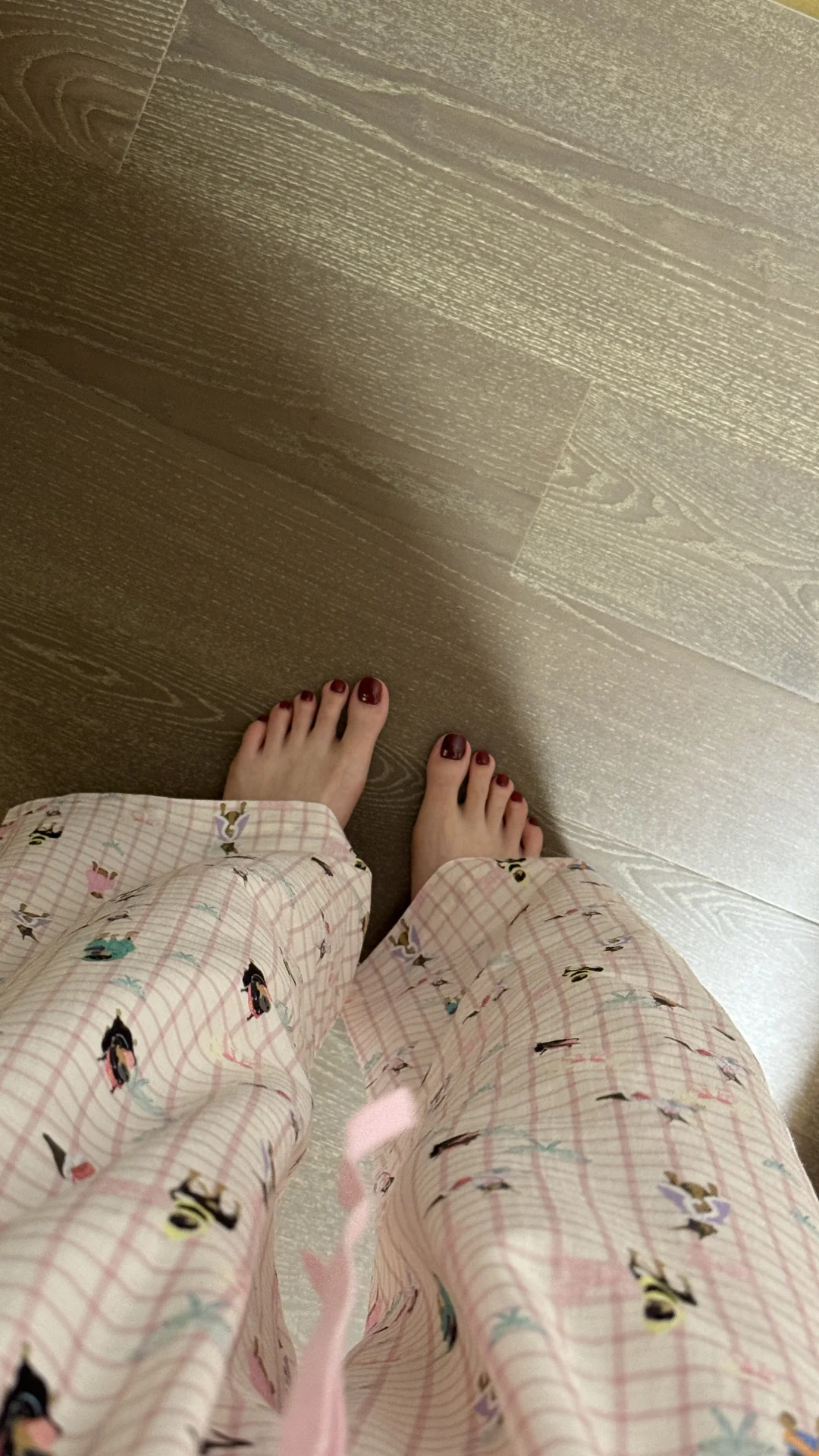 还是红色脚指甲显白啊