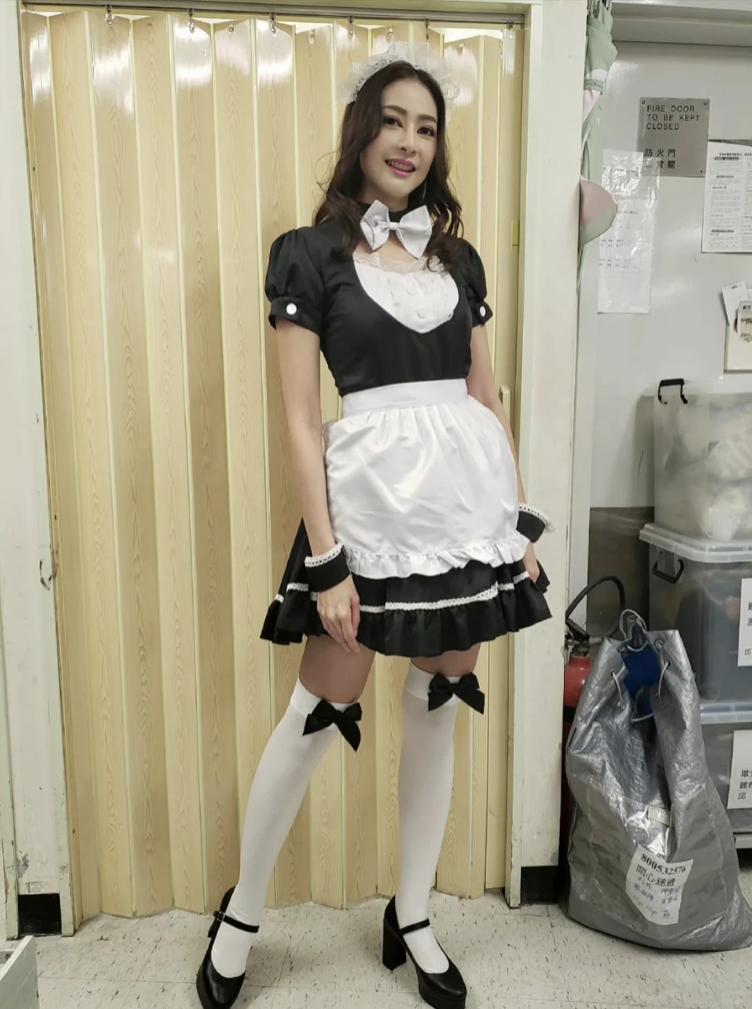 香港演员刘芷希制服写真