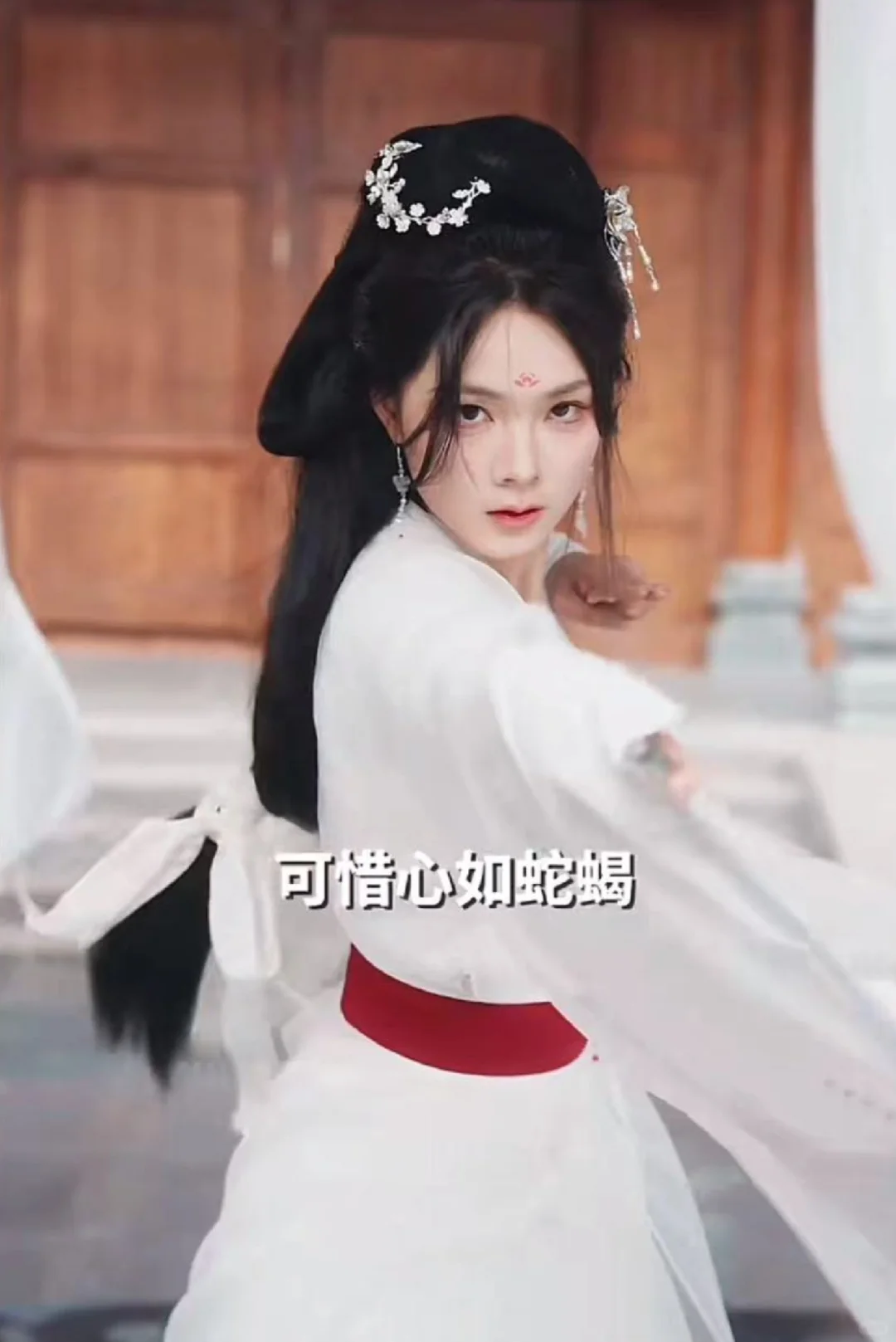 两版都是女女更好磕啊❤️娇软美人分外勾人