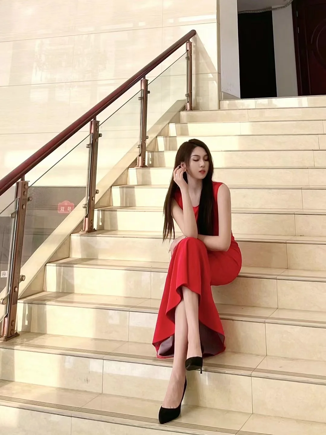 ✨00后女大勇闯职场｜年会战袍高跟杀疯全场