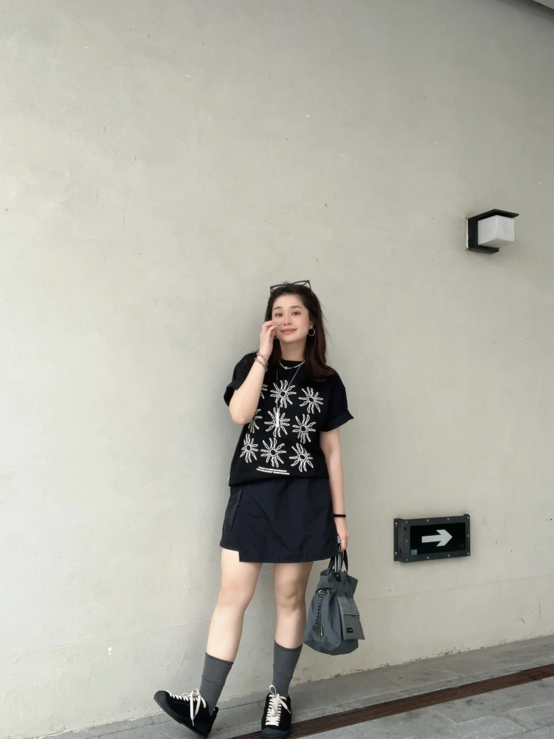 一身黑灰