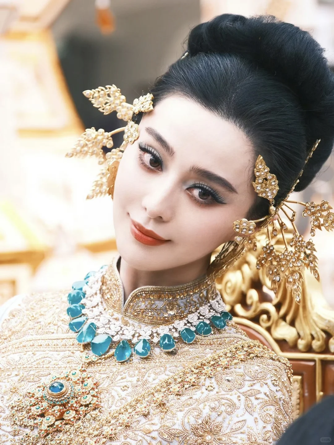 这么华丽的衣服，我第一眼看过去的居然是脸