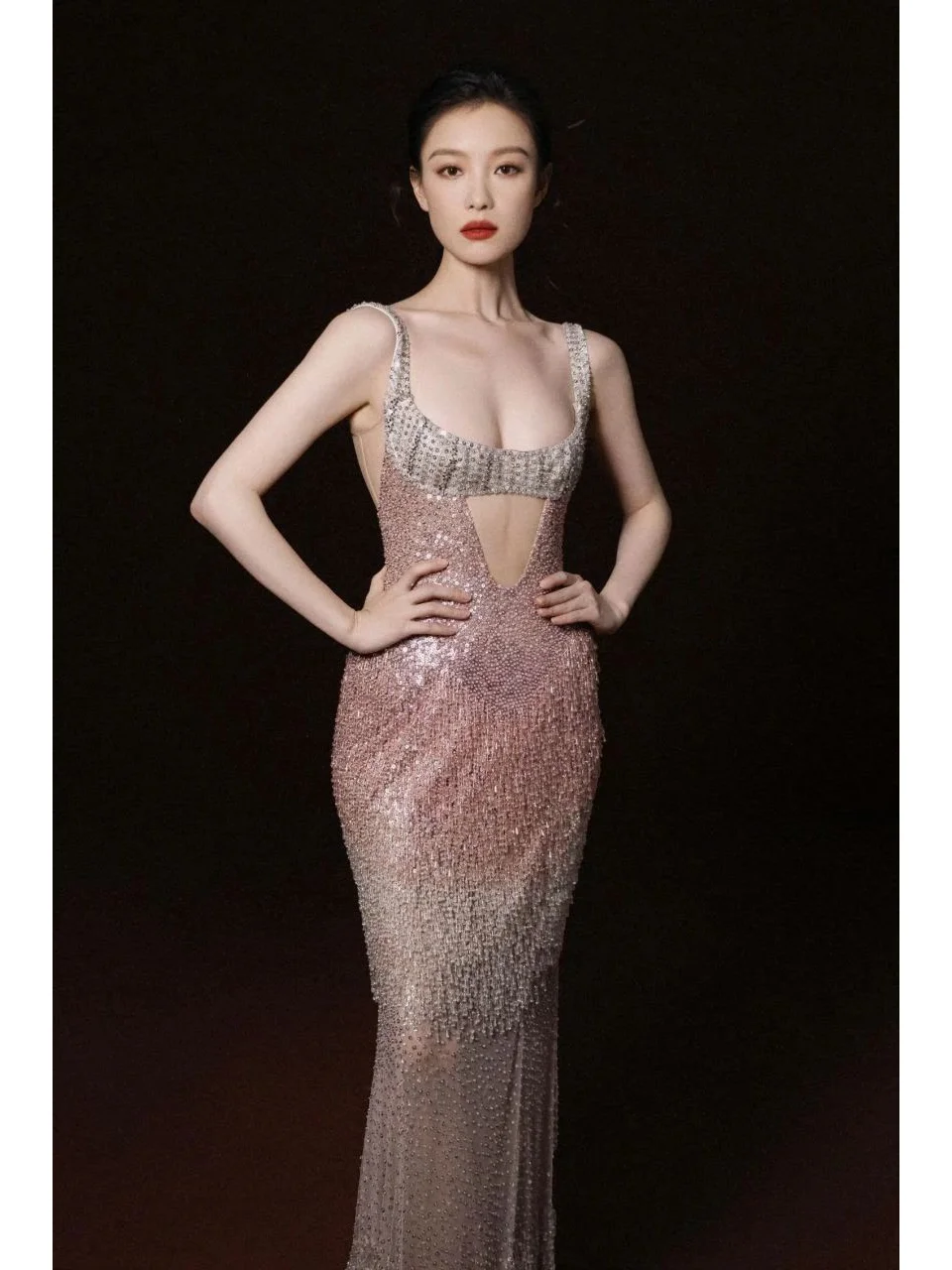 倪妮真空穿低胸镂空吊带长裙，大秀傲人身材