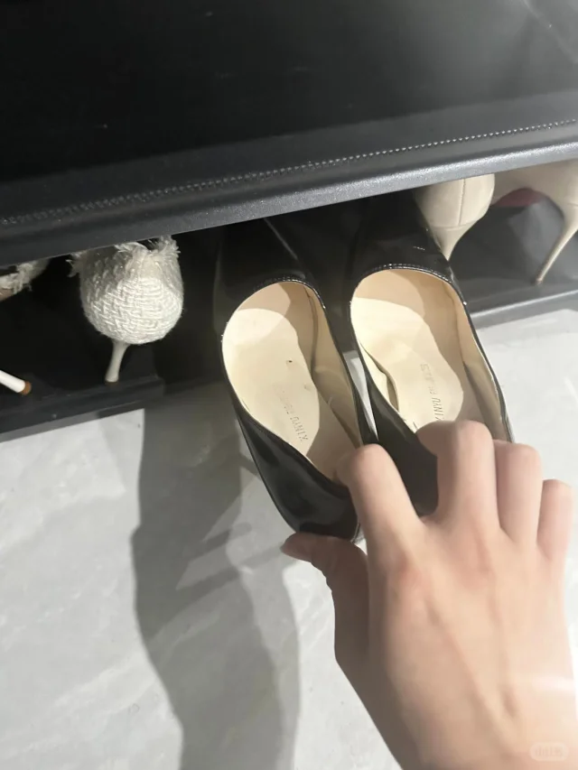 高跟鞋为什么要放在楼道？