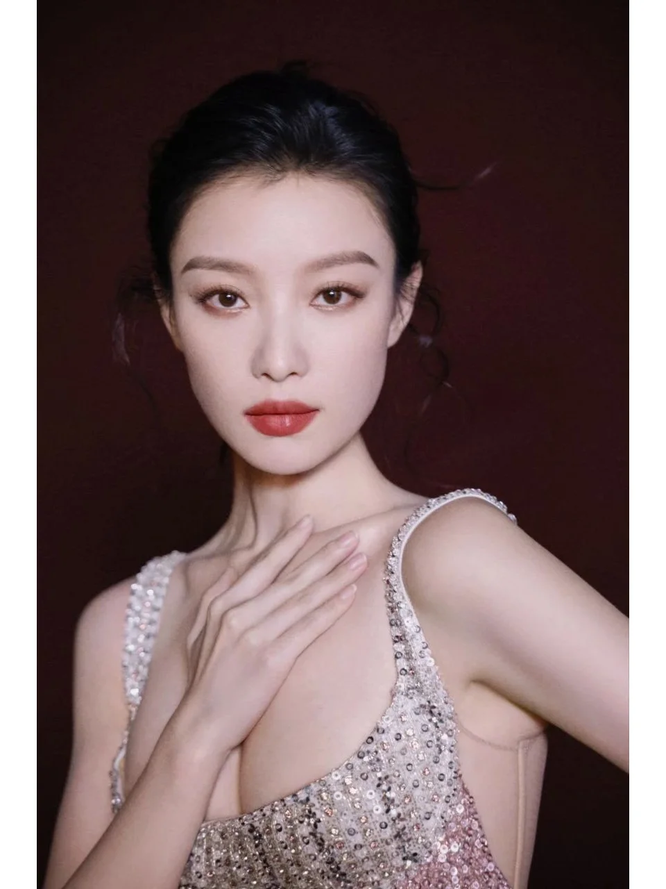 倪妮真空穿低胸镂空吊带长裙，大秀傲人身材