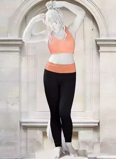 穿上衣服的果体美女帅哥