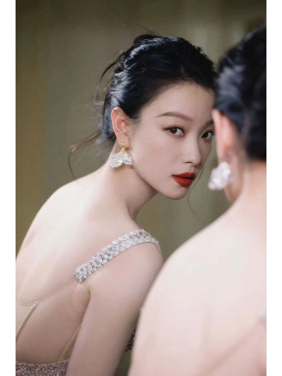 倪妮真空穿低胸镂空吊带长裙，大秀傲人身材