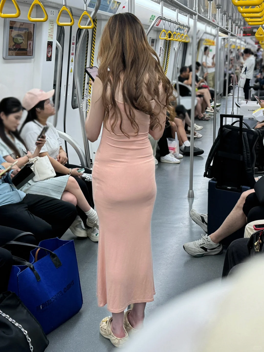 老天奶，这屁股让我在地铁里丢尽颜面…