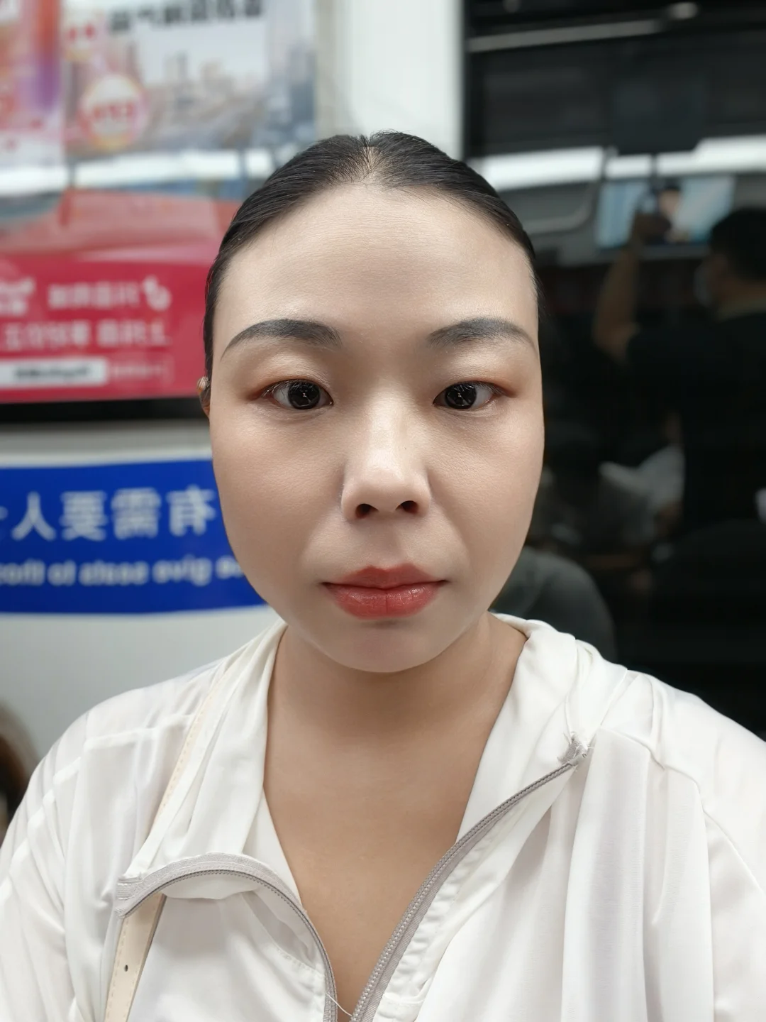 待业女青年打算去做几天服务员