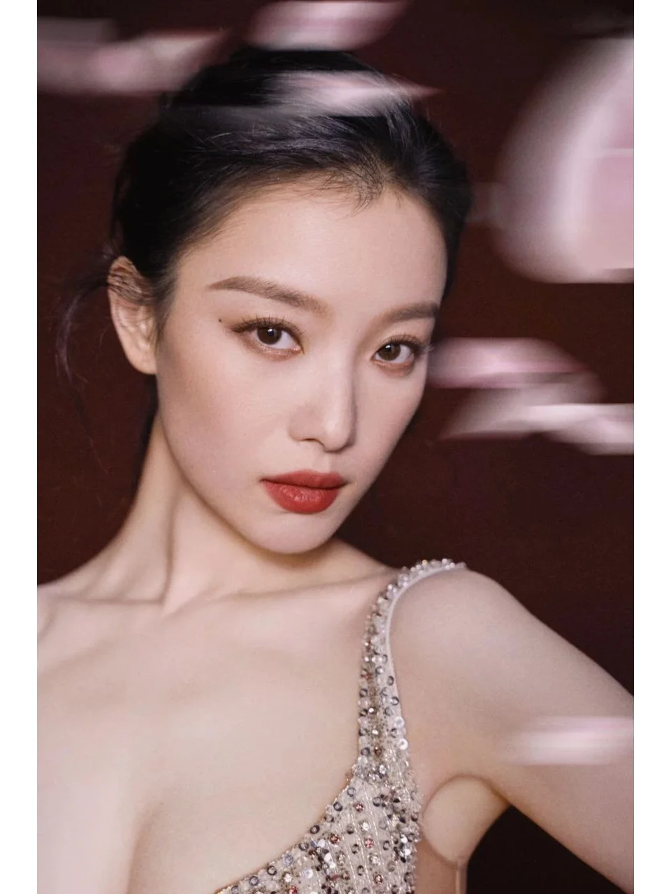 倪妮真空穿低胸镂空吊带长裙，大秀傲人身材