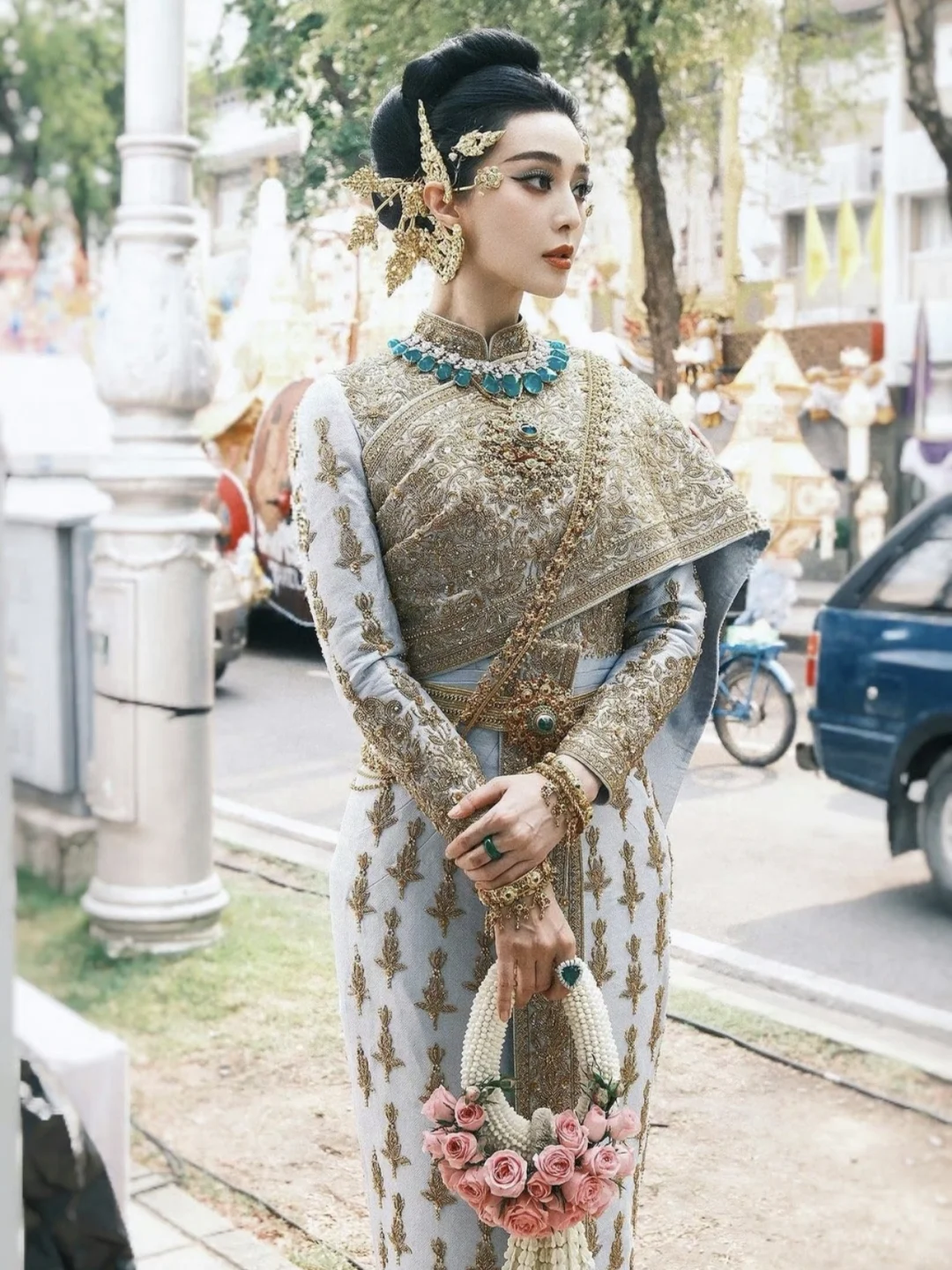 这么华丽的衣服，我第一眼看过去的居然是脸