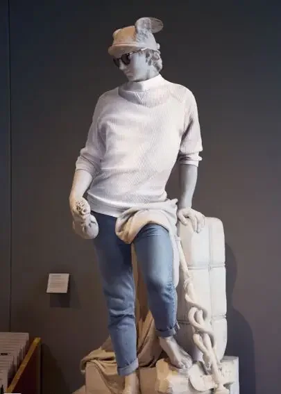 穿上衣服的果体美女帅哥