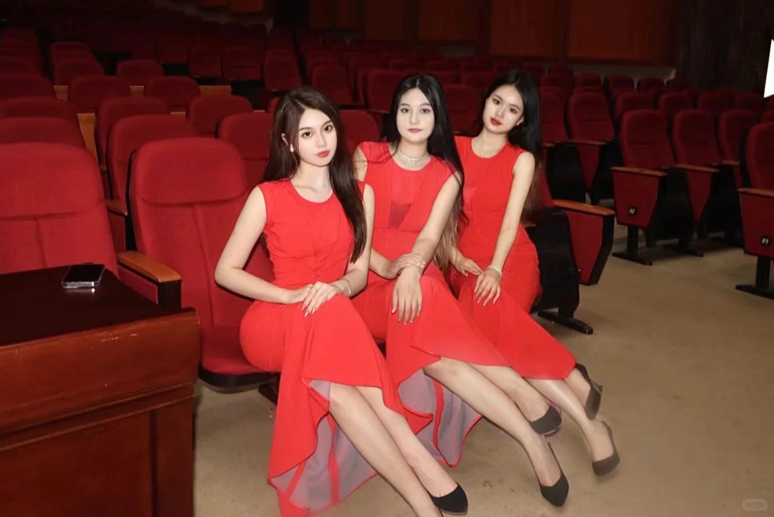 ✨00后女大勇闯职场｜年会战袍高跟杀疯全场