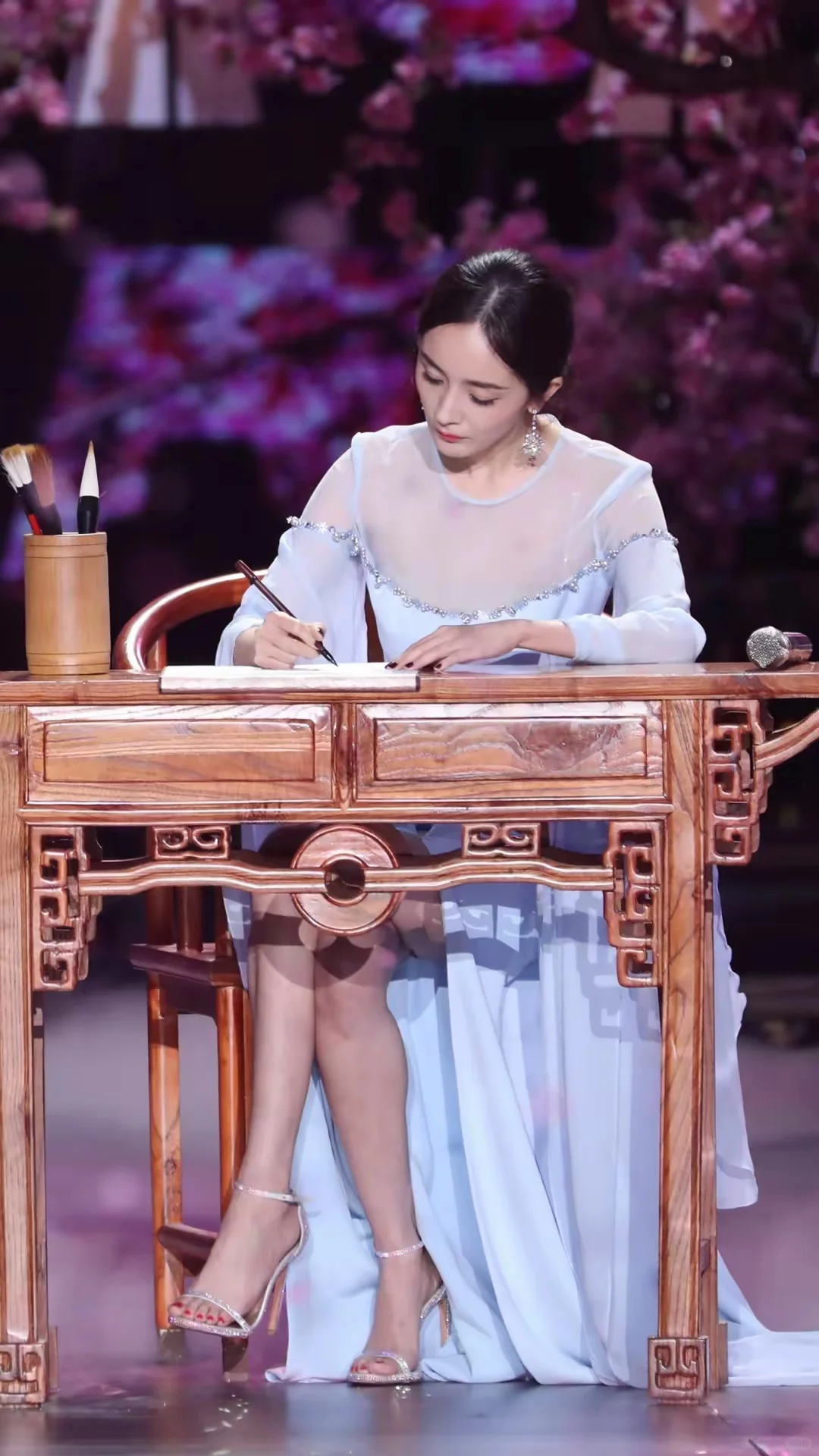 杨幂性感迷人，魅力绽放如璀璨星辰闪耀