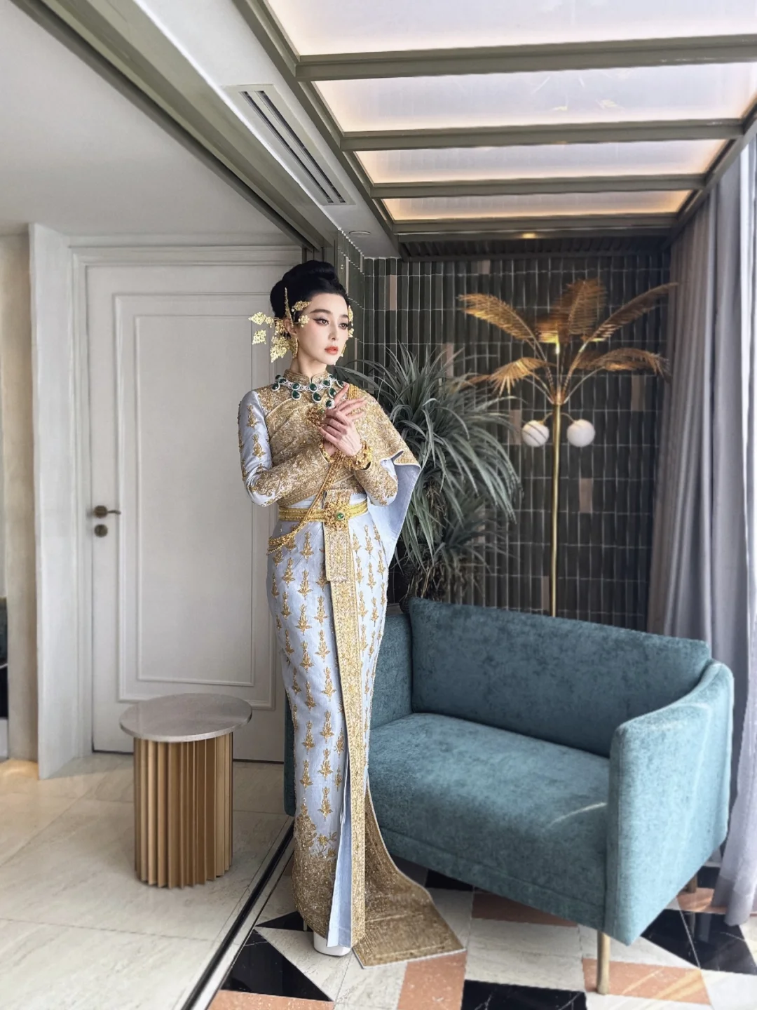 这么华丽的衣服，我第一眼看过去的居然是脸