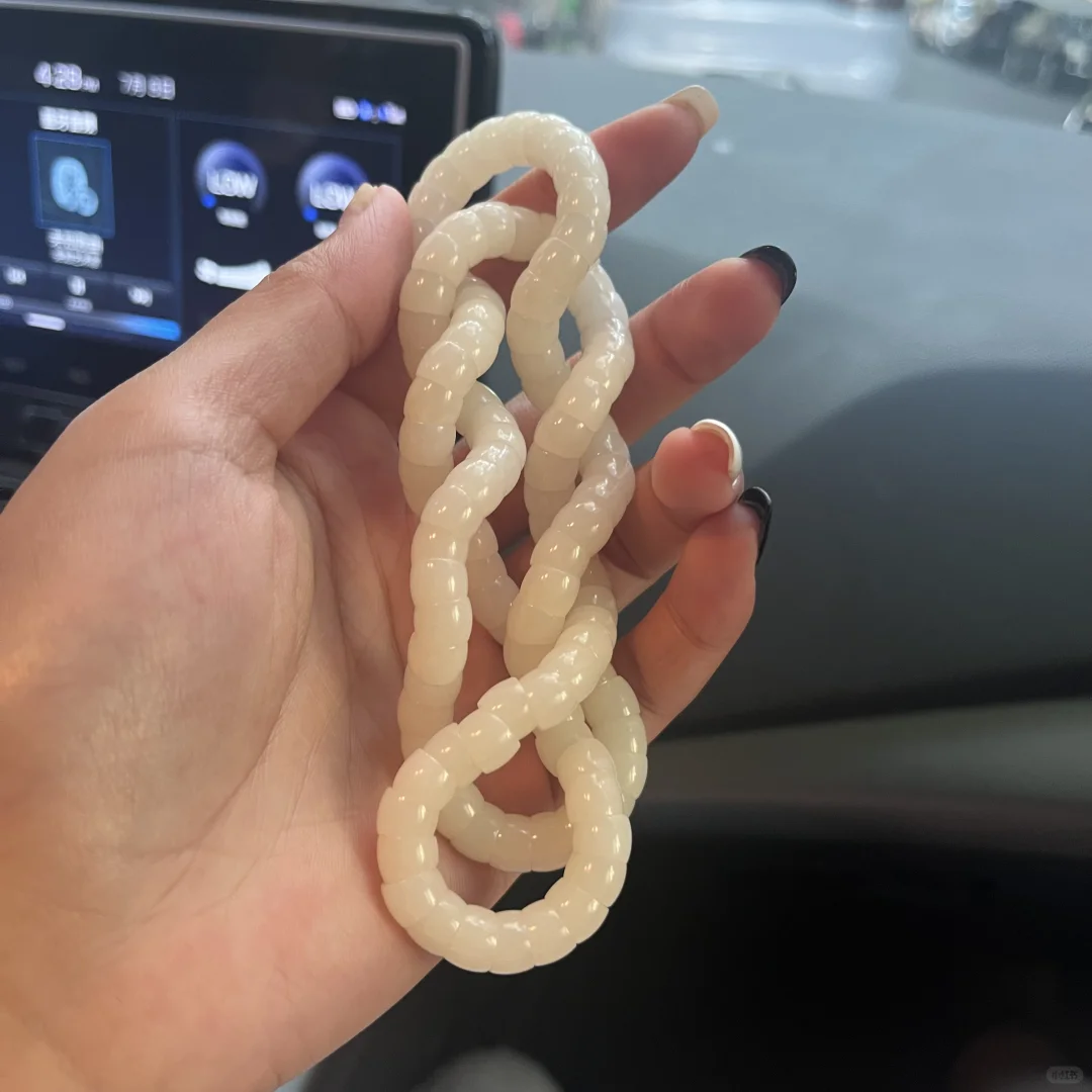 纯白菩提系心间，长串如肠思绵绵