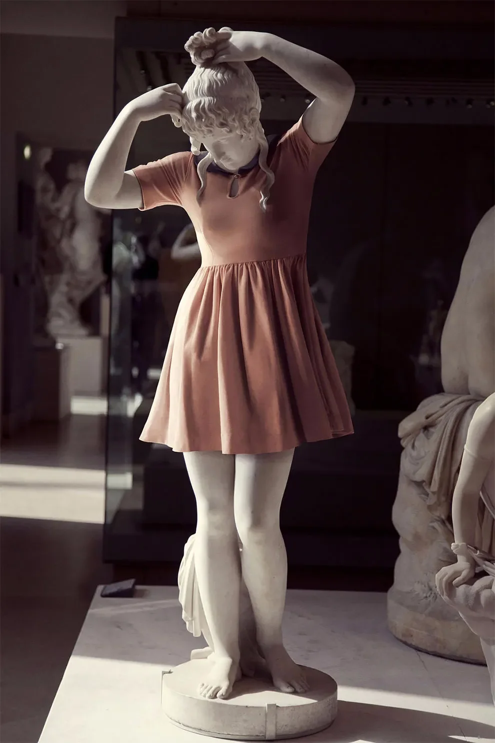 穿上衣服的果体美女帅哥