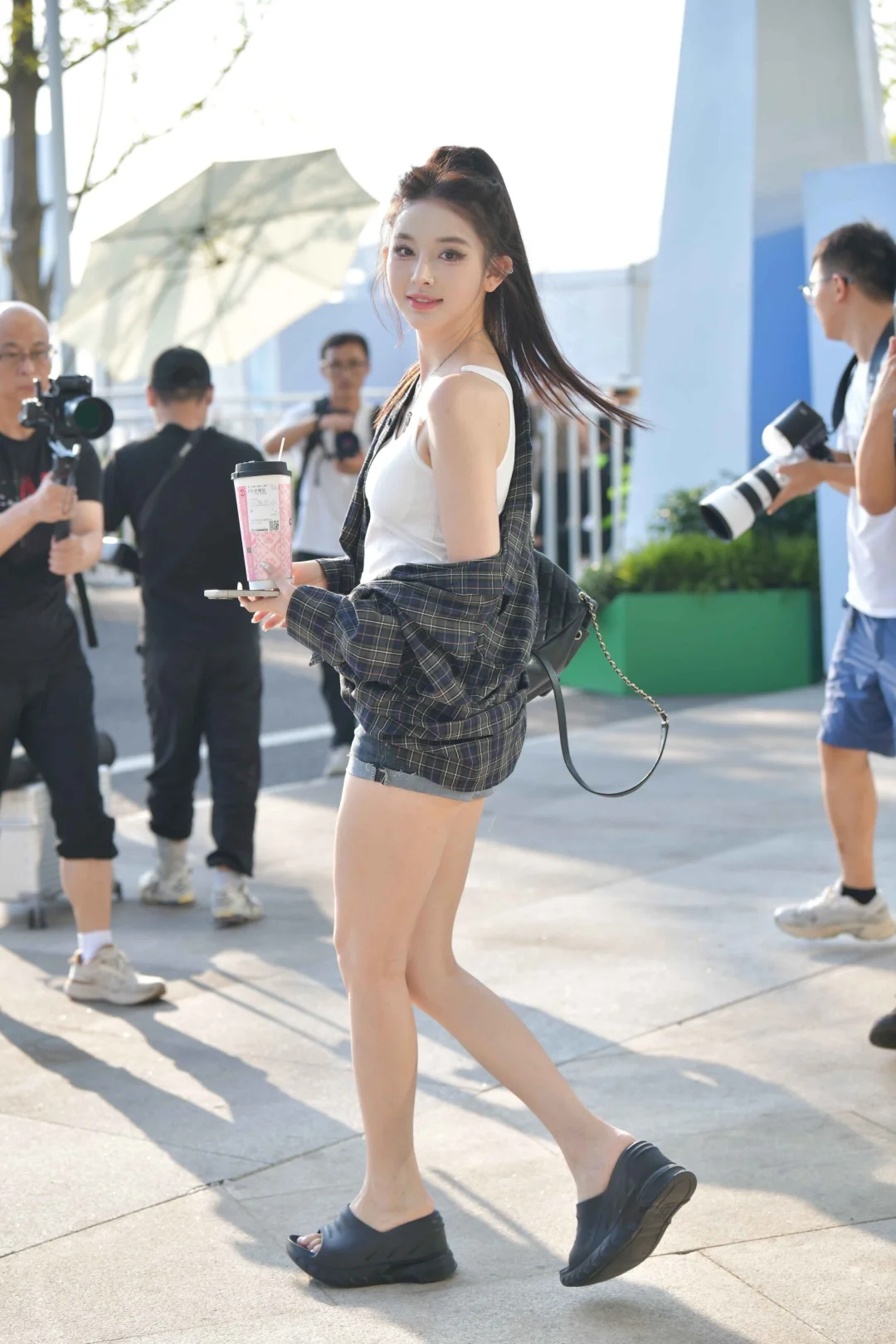 街拍热裤大长腿小姐姐
