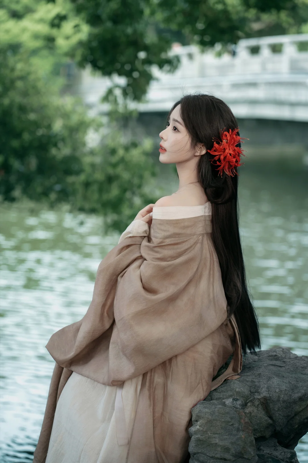 “错过这组清冷感汉服写真，我的心真的会‘碎’