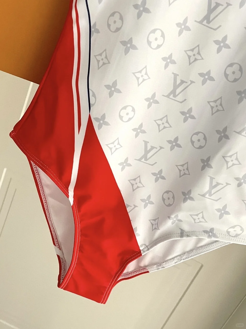 显瘦到尖叫的连体泳衣，高叉设计穿出超模感