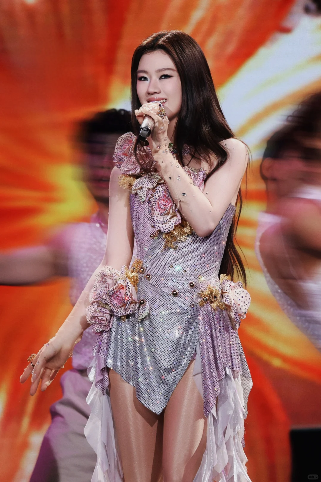 单依纯演唱会丝袜造型