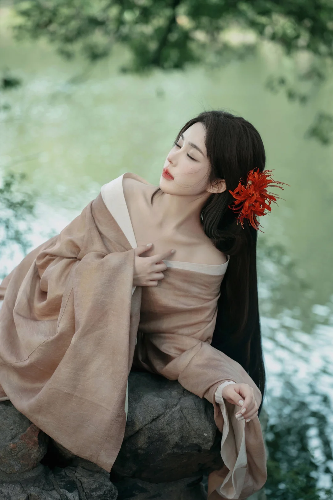 “错过这组清冷感汉服写真，我的心真的会‘碎’