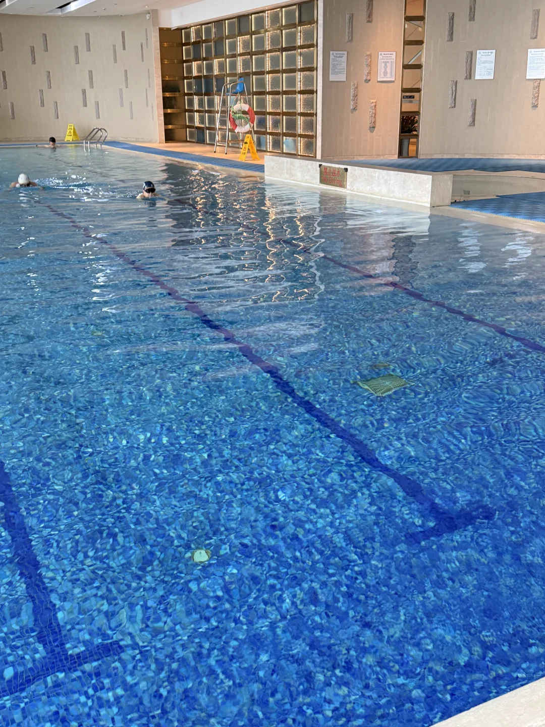 烟台女教练来教游泳啦
