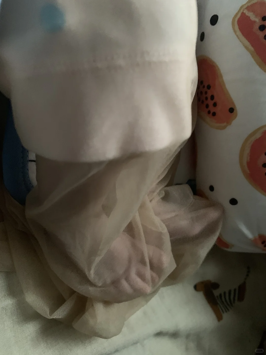 从老公兜里摸出一条丝袜……