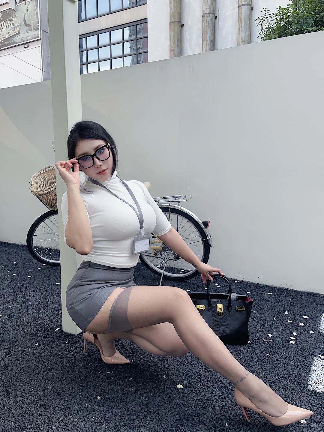 “那个总是爱迟到的女秘书”