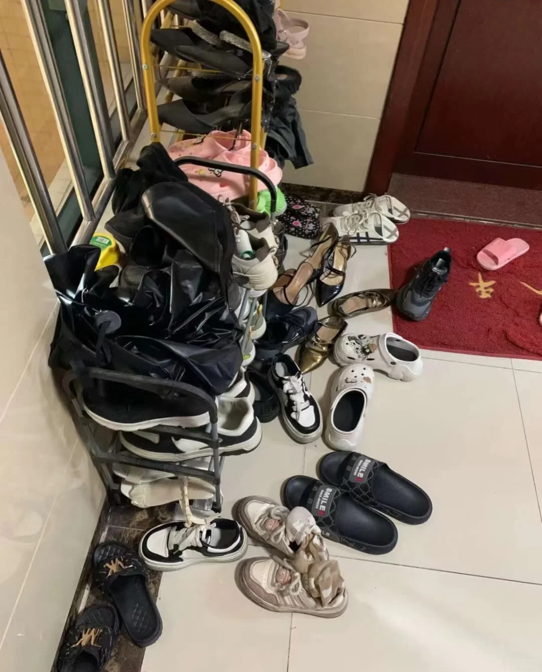 邻居放在门口的高跟鞋