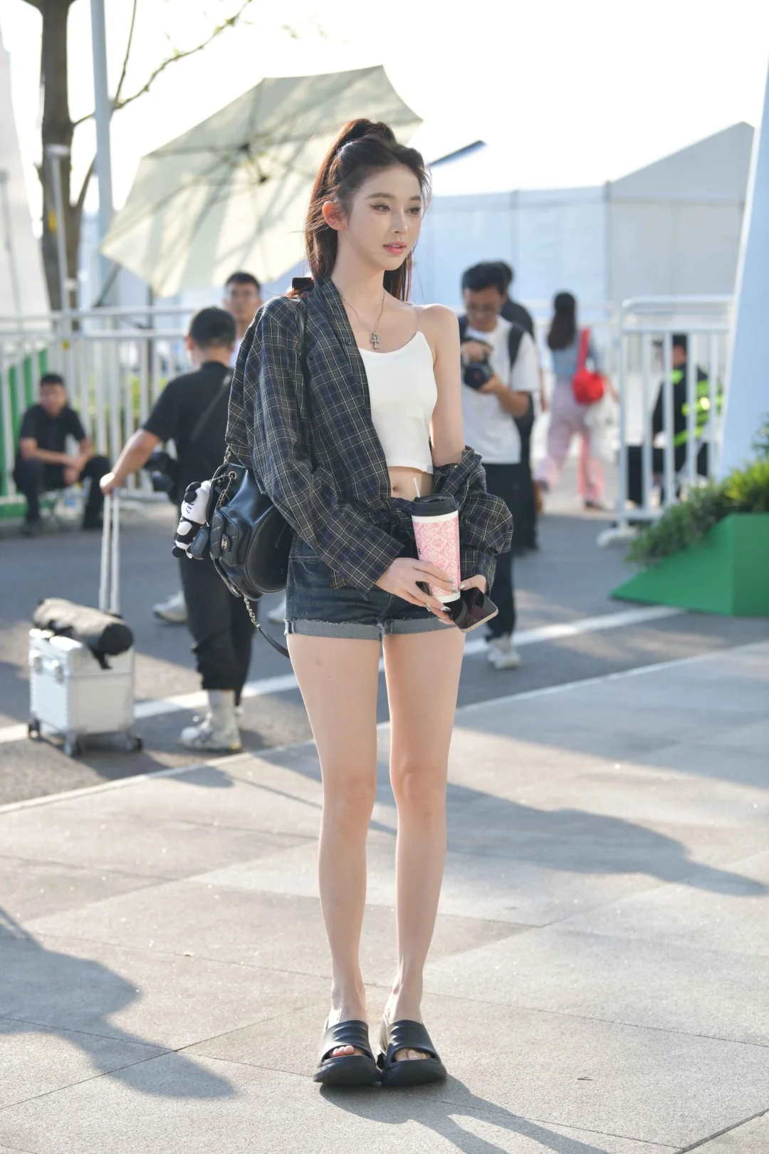 街拍热裤大长腿小姐姐