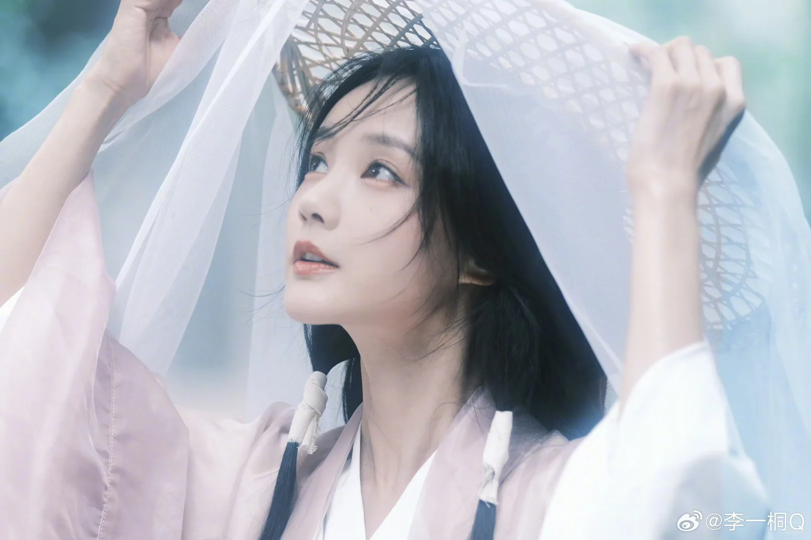 美女就是要高质量营业！李一桐美爆了好么