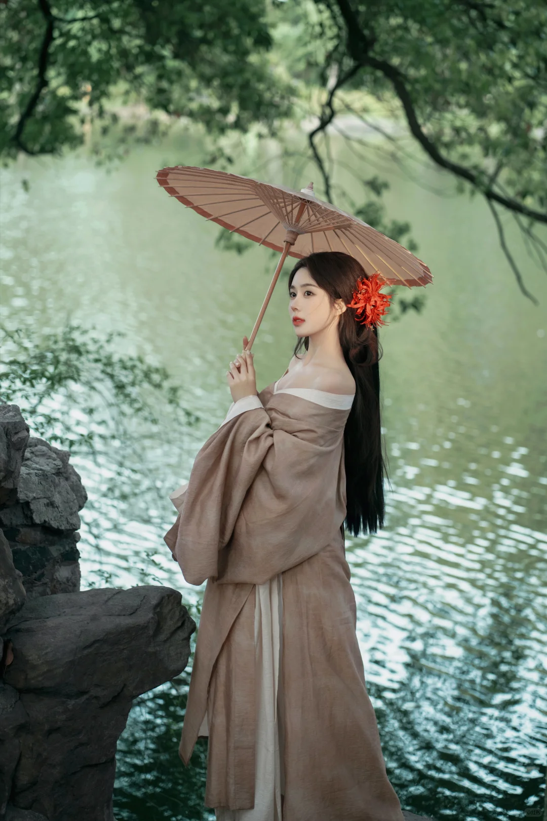 “错过这组清冷感汉服写真，我的心真的会‘碎’