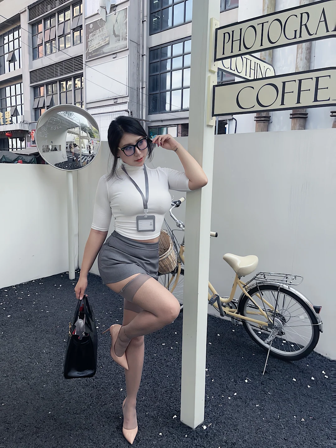 “那个总是爱迟到的女秘书”