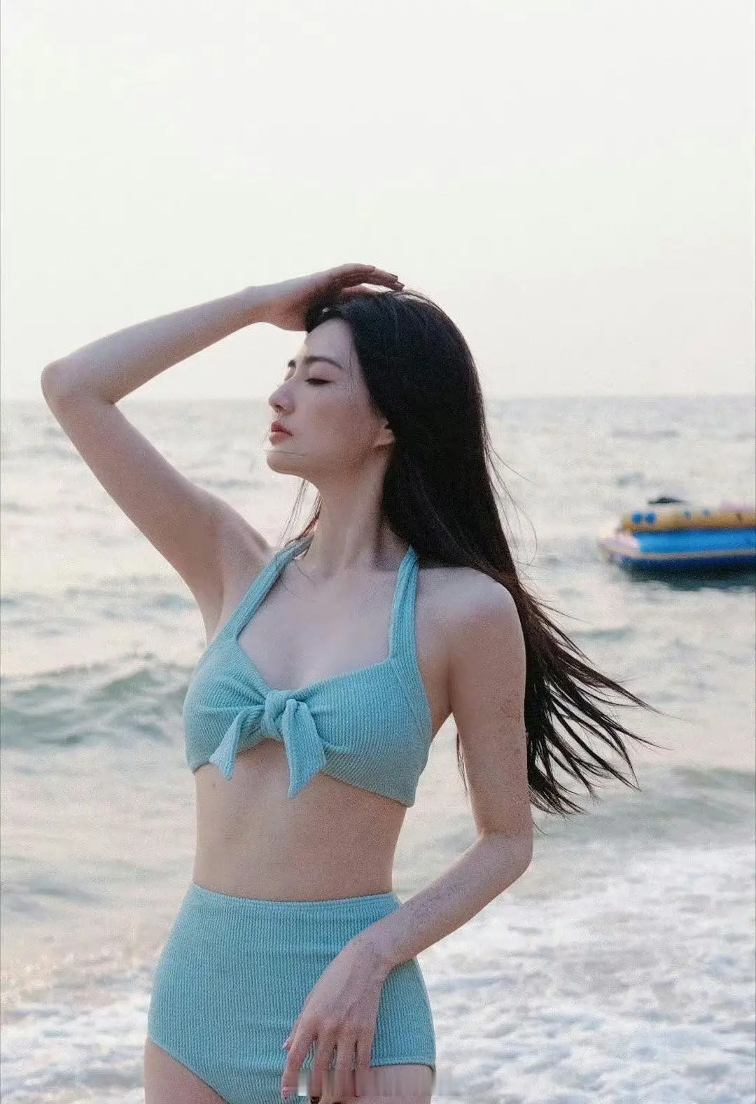 徐璐蓝色泳装写真，还是挺富有的
