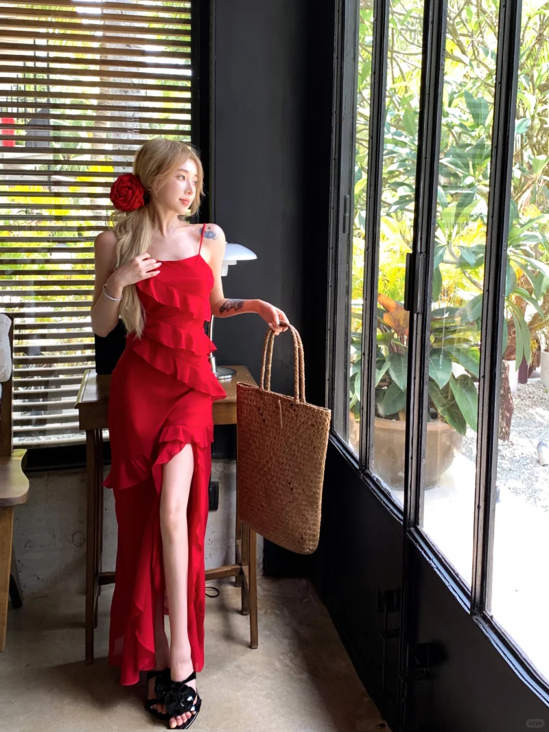 🌹红色荷叶边吊带裙：性感与仙女并存✨