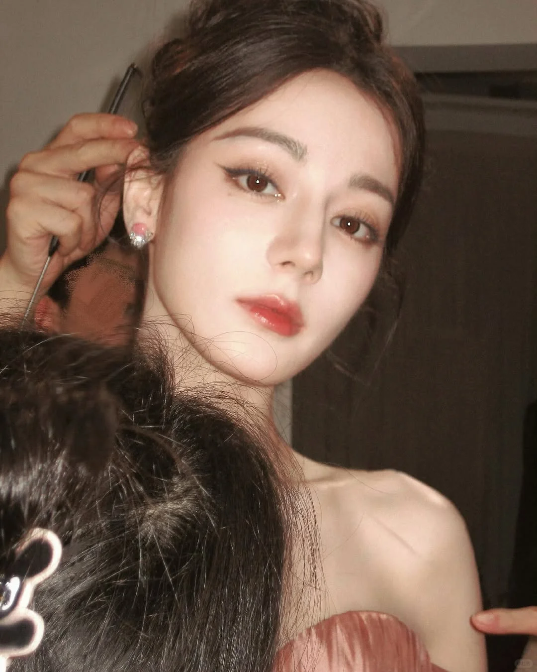 爱上了她的眉眼和一颦一笑