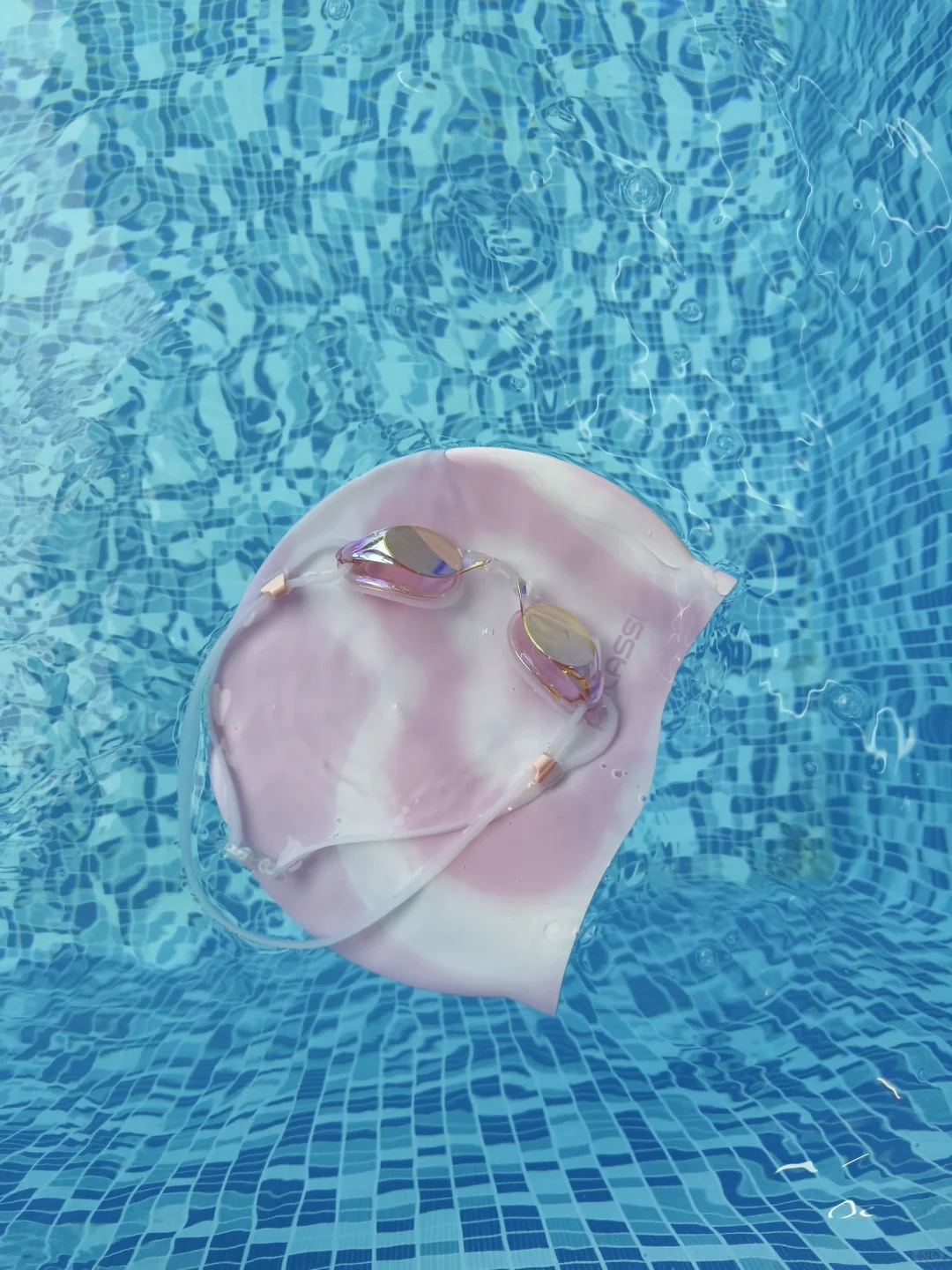 好像一颗粉色的奶油草莓鸭🏊🥽💦