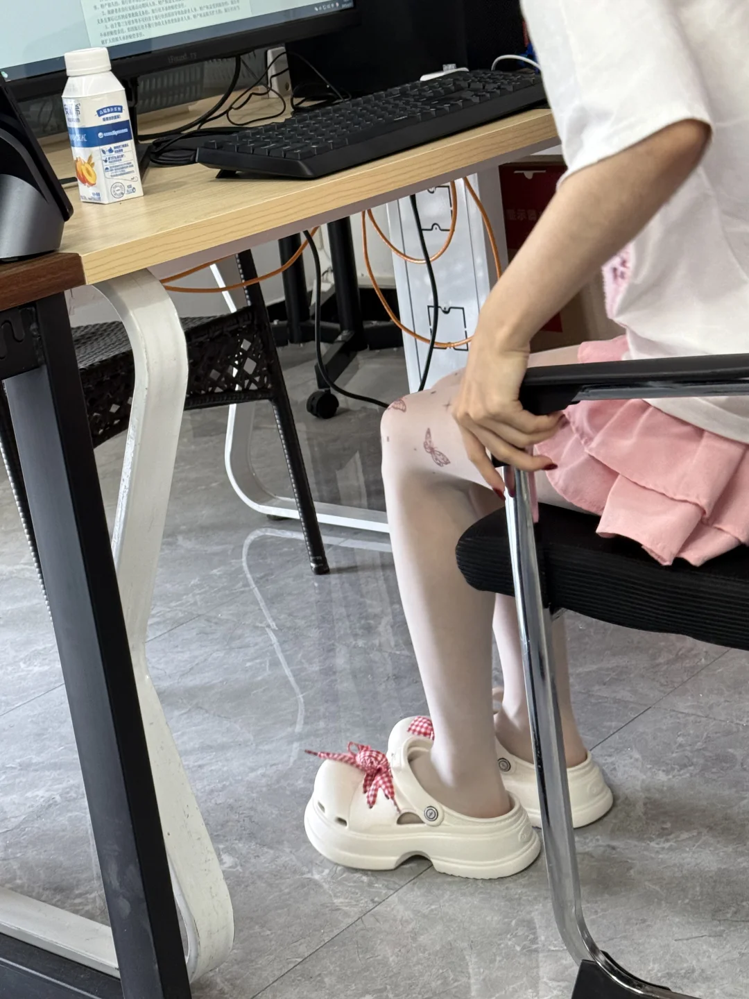 我勒个豆儿！！！被同事的白丝…..