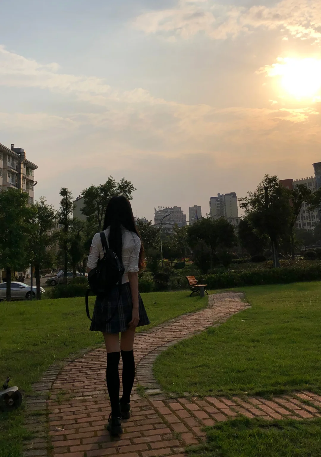 最近对这样的穿搭争议很大